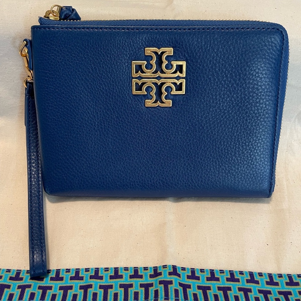 💯 TORY BURCH- Britten Large Zip Pouch- Pebbled Royal Navy Leather Wristlet